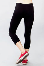 Load image into Gallery viewer, Womens Black Mid-Waisted Capri Leggings
